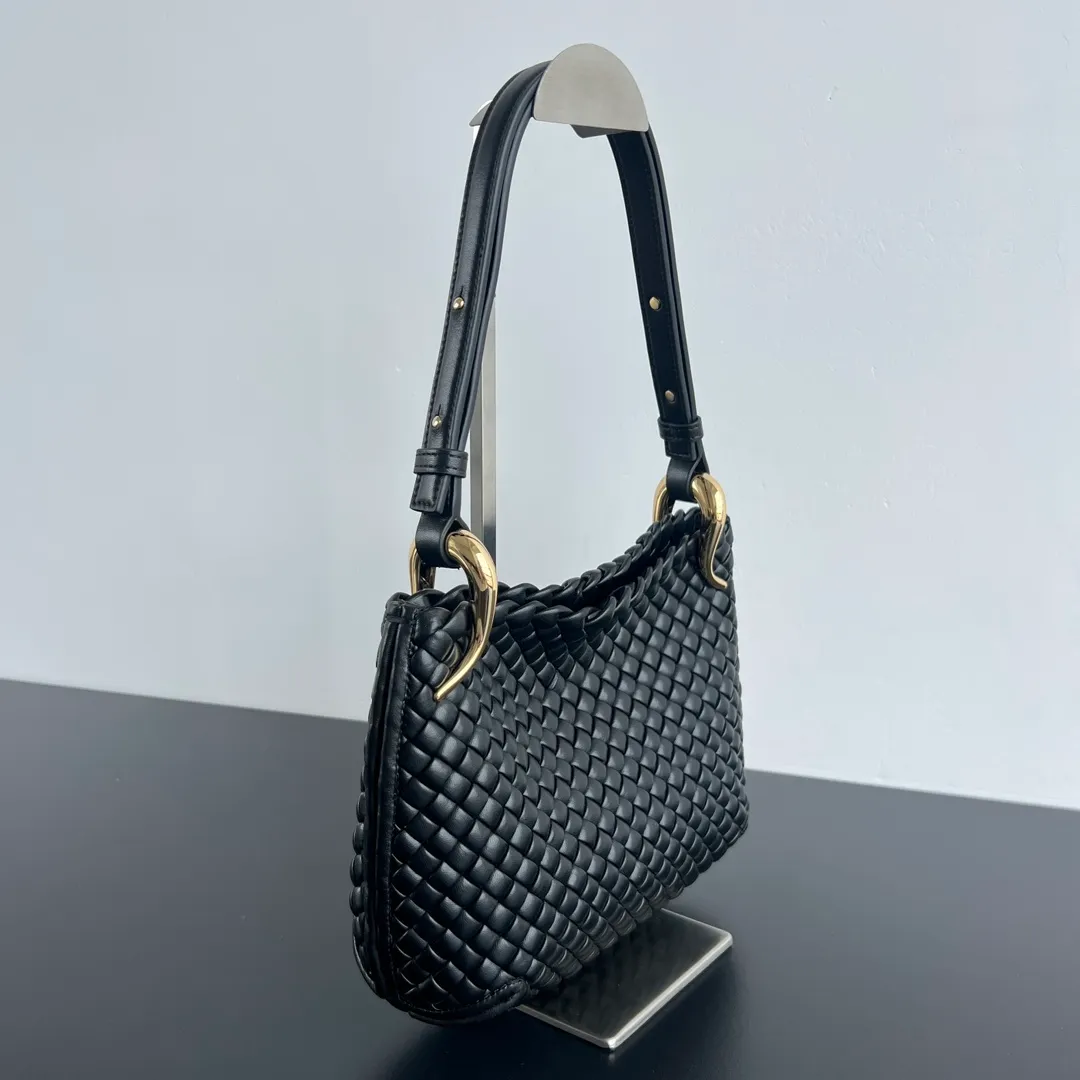 Batch 3000 #Bv 2023 early spring new product Clicker 730968 returns to the most classic small weave. The entire bag is made of lamb woven leather, which perfectly highlights the exquisite craftsmanship of our bottega. The metal at the fixed shoulder strap is made of Muse brass and is inspired by pipe clips. It highlights the sense of high-end temperament, intellectual elegance 💓The interior capacity is large enough for daily needs, and will be young and fashionable. The modern style runs through it, and the one strongly recommended by Internet celebrity bloggers will capture your heart! 💕 Size: 27x19x11.5